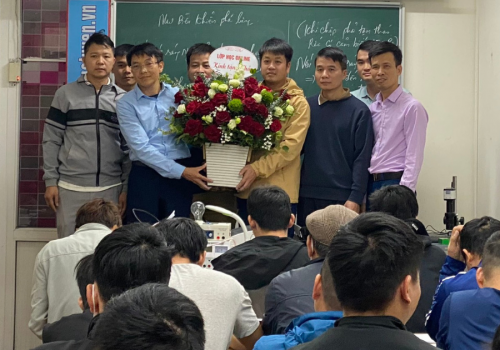 Học viên khóa điện lạnh online K45 tốt nghiệp tặng hoa tri ân thầy Xuân Vĩnh