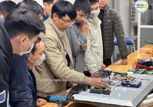 Bao nhiêu tuổi thì có thể theo học nghề? Học điện tử, điện lạnh có giới hạn độ tuổi?