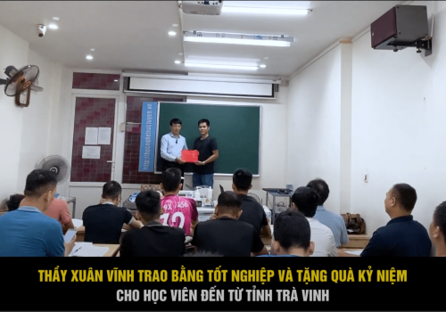 THẦY XUÂN VĨNH TRAO BẰNG VÀ TẶNG QUÀ TUYÊN DƯƠNG HỌC VIÊN ĐẾN TỪ TỈNH TRÀ VINH